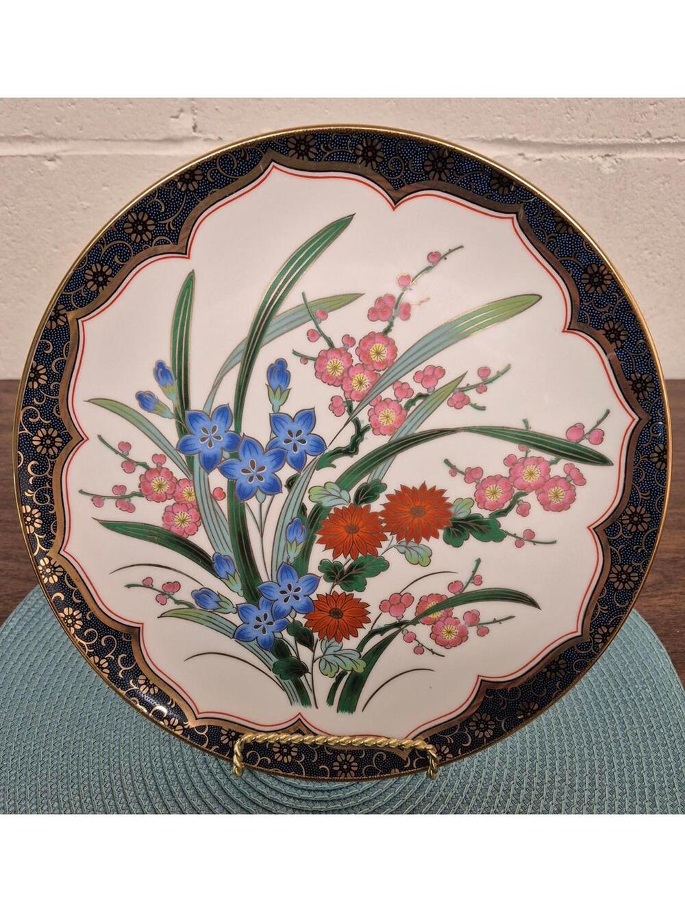 Vintage Floral Design Plate - Elegant Home Décor